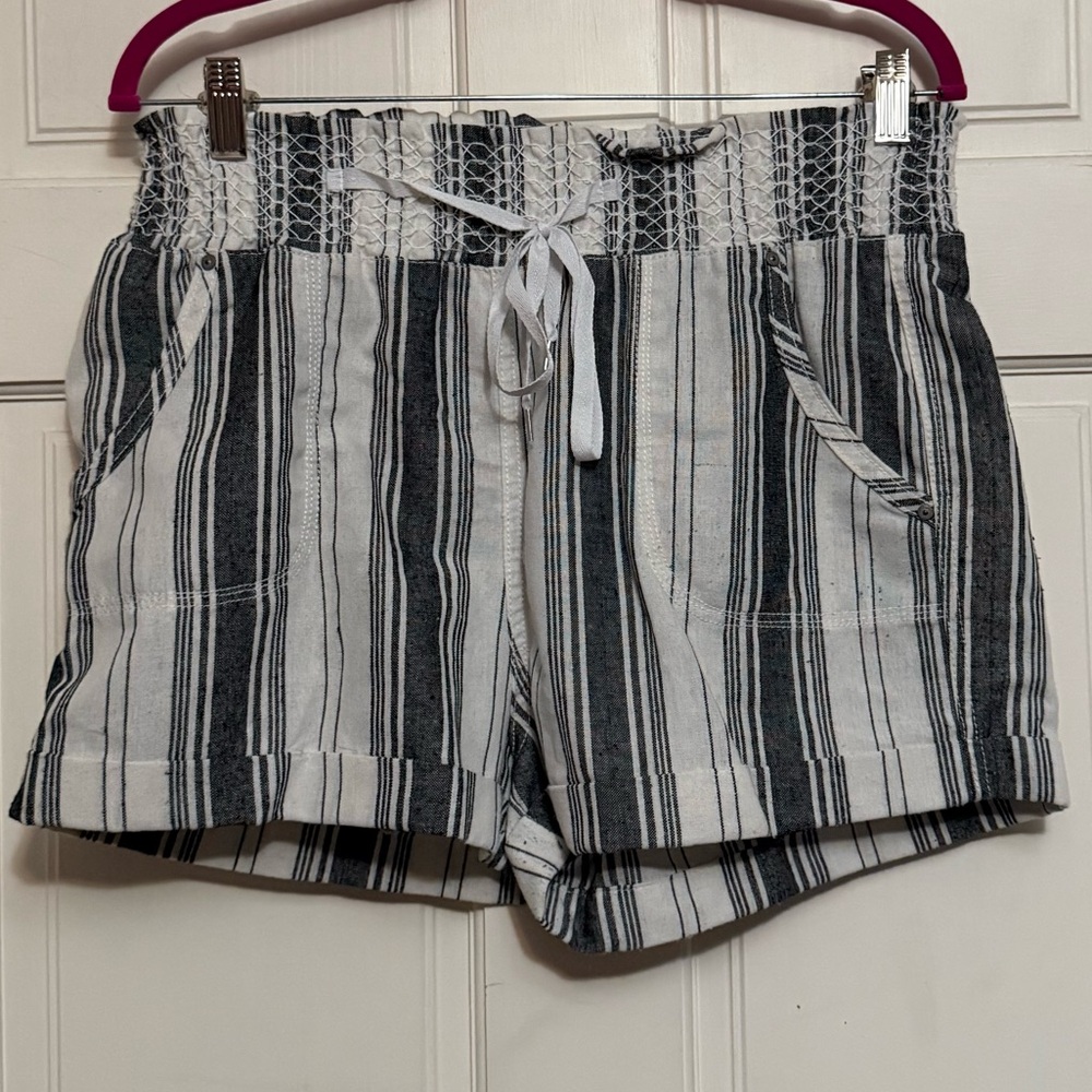 High Waist Black and White Striped Shorts